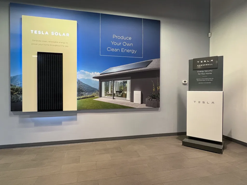 Bateria tesla powerwall en un display.