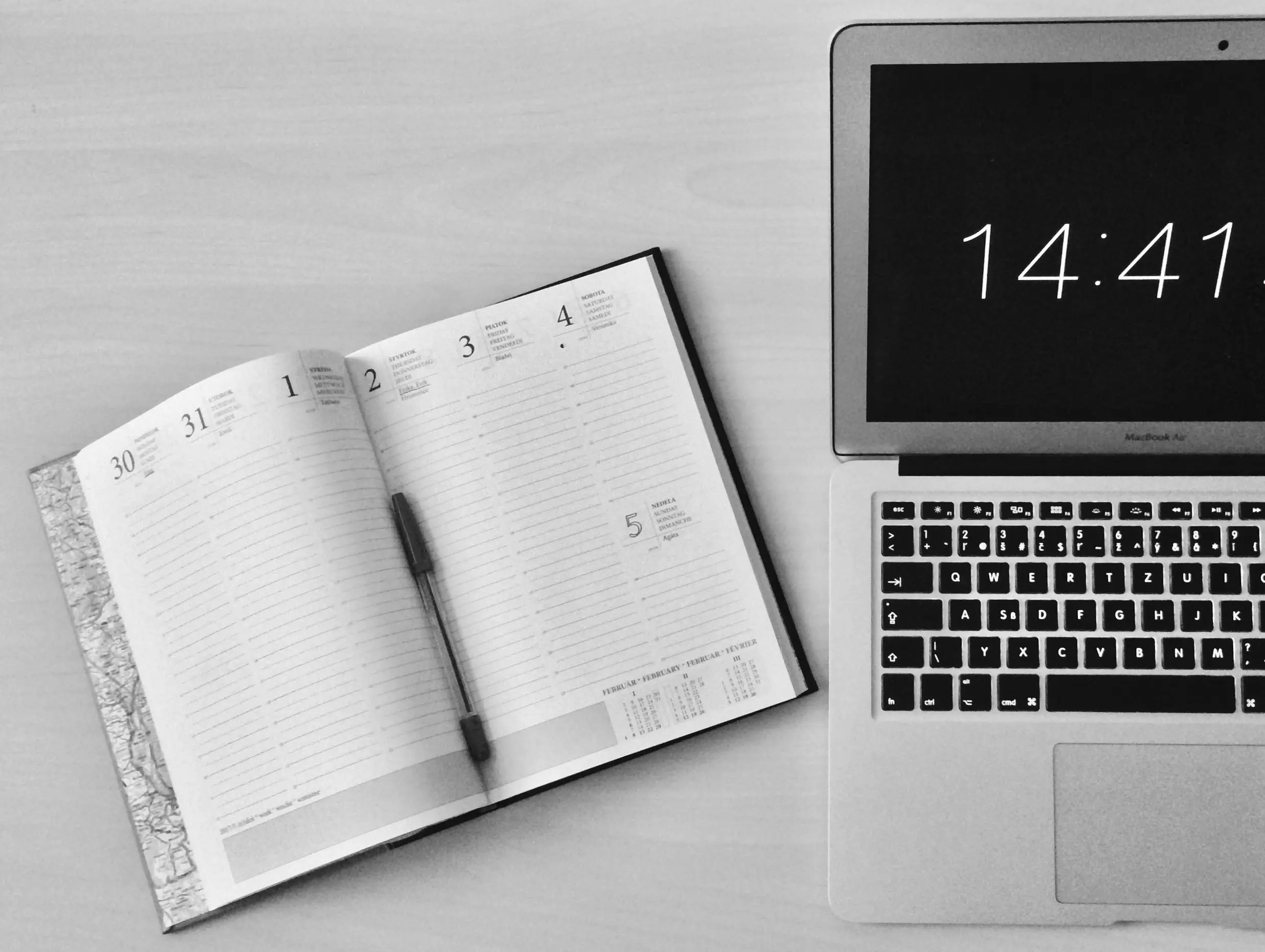 Una computadora y una agenda puede ser beneficioso para un vendedor solar.