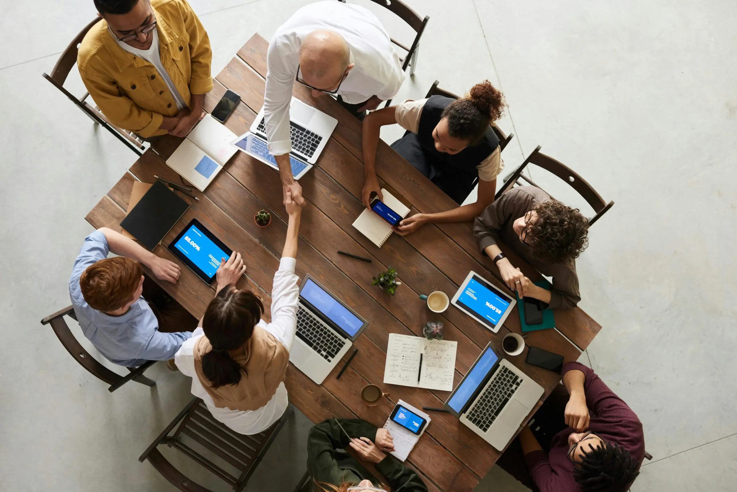 Equipo de ventas solares colaborando en una reunión